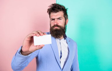 Çekinmeyin bana ulaşın. Sakallı hippi ciddi bir yüz gösteri kartı. Bankacılık hizmetleri iş için. Kartvizit tasarımı. İş adamı boş kartı tutun. Kart kopyalama alanı profesyonel meslek pozisyon