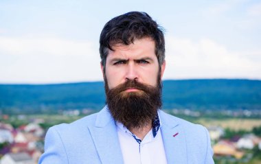 Nihai bıyık damat Kılavuzu. Büyüyen ve bıyık sürdürmek için uzman ipuçları. Hipster ciddi yakışıklı çekici sakallı adam uzun. Adam sakallı hippi bıyık mavi gökyüzü arka plan ile