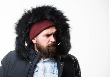 Adam stand sıcak ceket parka beyaz arka plan üzerinde izole sakallı. Kış kıyafeti. Hipster kış moda. Adam kukuleta ile siyah kış ceket giymek. Hava değişiklikleri için hazır. Kış şık erkek giyim