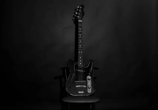 Chitarra in colore nero profondo su sfondo nero — Foto Stock