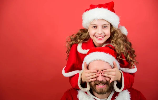 サンタの衣装と娘のかわいい子供のお父さん。幸せな子供時代。クリスマス家族の休日。父のクリスマス コンセプト。特別な休日を確認します。クリスマスを一緒に祝います。クリスマスの家族の伝統 — ストック写真