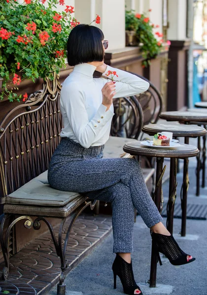 Menina senhora elegante com smartphone. Tempo agradável e lazer. Relaxa e pausa para o café. Fico feliz em ouvir-te. Mulher atraente morena elegante passar lazer café terraço fundo. Conceito de lazer — Fotografia de Stock