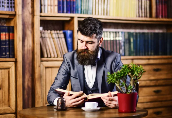 Retrato de atractivo hombre de negocios leyendo en el lugar de trabajo. Educación y libros concep —  Fotos de Stock