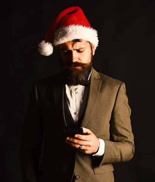 Gerente com mensagem de tipos de barba no telefone celular. — Fotografia de Stock