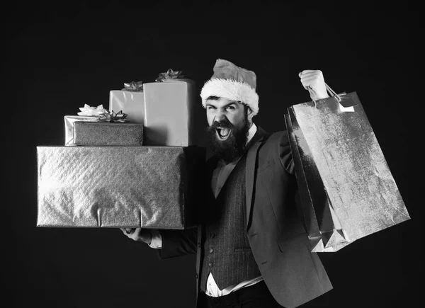Менеджер с бородой и кучей подарков. Человек в костюме — стоковое фото