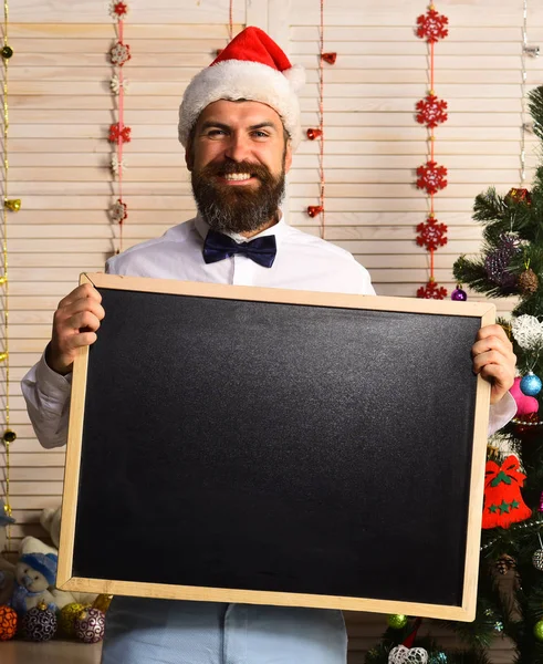 Man met baard houdt blanco schoolbord, kopieer ruimte. — Stockfoto