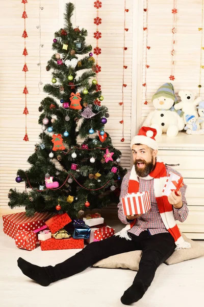 Санта Клаус з захопленим обличчям на бюро з іграшковим сніговиком — стокове фото