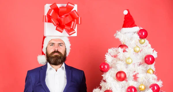 男人留胡子的正式西装头上带着礼品盒。圣诞礼物理念概念。思考礼物的想法。想出一个好礼物。礼品服务。头被压垮与想法什么礼物 — 图库照片