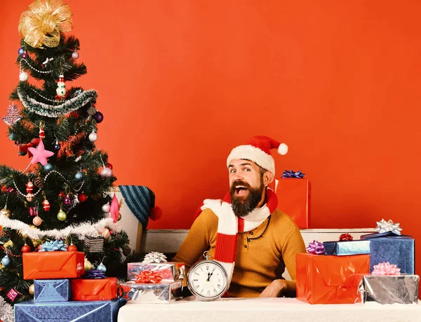 Ritratto di Babbo Natale seduto nella sua stanza rossa — Foto Stock