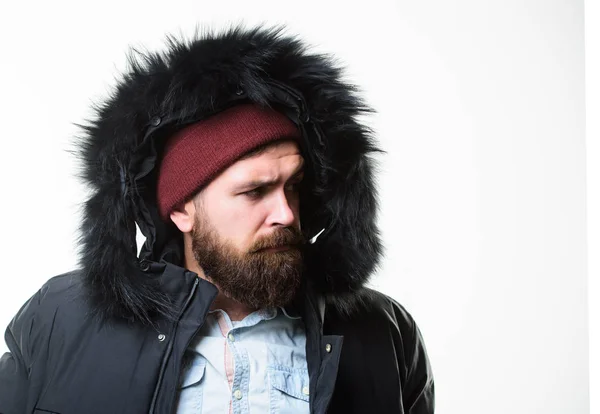 Mannen skäggig stå varm jacka parka isolerad på vit bakgrund. Vinter outfit. Hipster vinter mode. Killen bär svart vinterjacka med huva. Förberedd för väderomslag. Vinter elegant herrkläder — Stockfoto