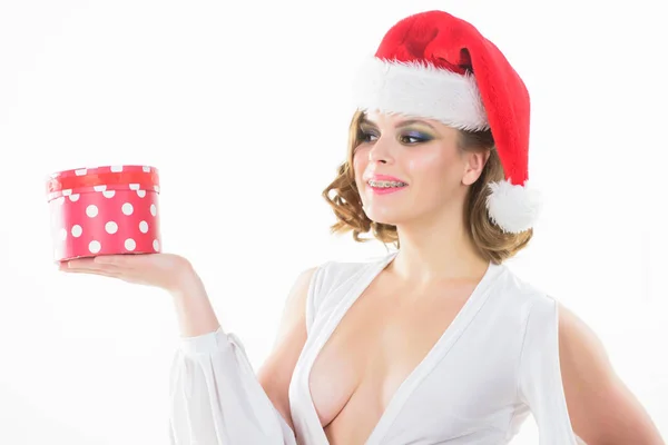 Frau attraktive Dame tragen sexy Kleid und Weihnachtsmann Hut. Mädchen halten niedlichen Schachtel Öffnung Weihnachtsgeschenk. Sie bekam ein Geschenk vom Weihnachtsmann. Mädchen feiern Weihnachten. Mädchen tragen Weihnachtsmann-Hut. Geschenk vom Weihnachtsmann — Stockfoto