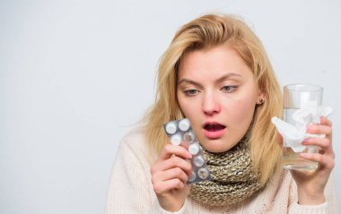 Son dakika ateş kavram. Baş ağrısı ve ateş ilaçları. Kadın kişi cam su tutun ve tablet blister hasta. Al hapları rahatlatmak ateş. Çok sıvı iç. Kızı alıp ateş kırmak için ilaç.