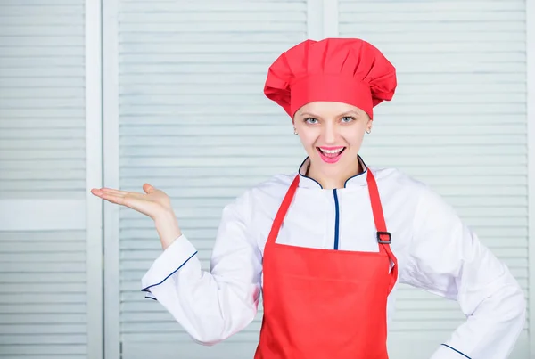 Rozkošný šéfkuchař lady učí kulinářského umění. Zlepšete kulinářské umění. Vítejte v mé kuchařské show. Hezká žena kuchař nosit klobouk a zástěra. Uniforma pro profesionální kuchaře. Nejlepší kulinářské recepty vyzkoušet doma — Stock fotografie
