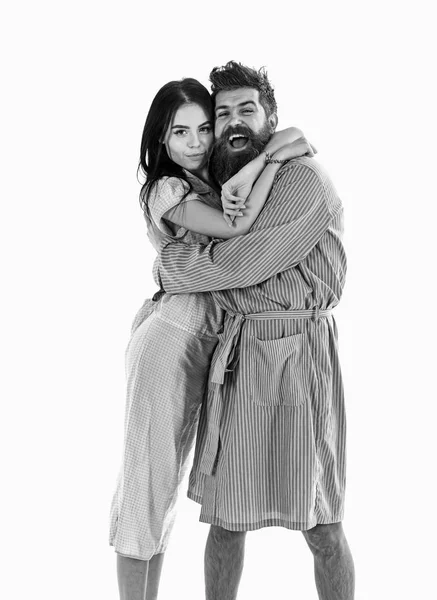 Couple, famille sur les visages souriants dans les vêtements pour dormir semble heureux le matin. Couple amoureux étreignant en pyjama, peignoir. Concept matinal parfait. Couple câlin, isolé sur fond blanc — Photo