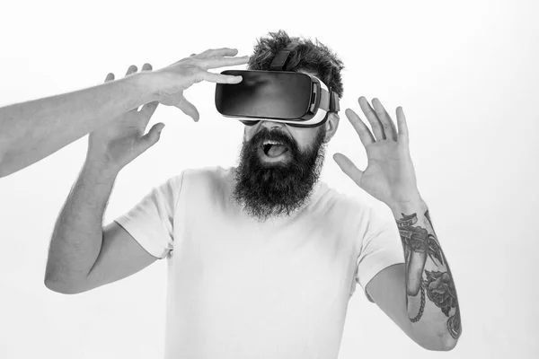 Homem com barba em óculos VR, fundo branco. O Hipster usa tecnologias modernas para entretenimento. O cara com display montado na cabeça interage com a mão na realidade virtual. Conceito de realidade virtual — Fotografia de Stock