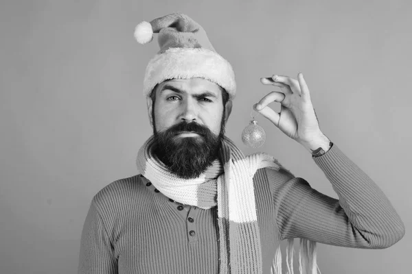 Santa Claus håller gyllene boll för träd på röd bakgrund — Stockfoto