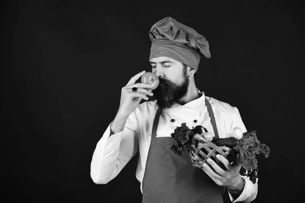 Вегетаріанська дієта. Людина з бородою на чорному тлі пахне томатним — стокове фото