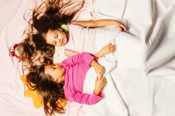 Colegialas dando una fiesta de pijama. Infancia y buen concepto nocturno —  Fotos de Stock