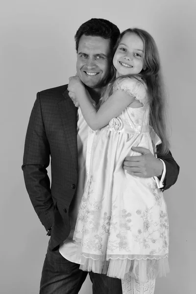 Chica y hombre con caras sonrientes felices sobre fondo rosa —  Fotos de Stock