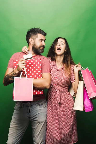 Aşık çift hugs, holding büyük kutu, alışveriş torbaları