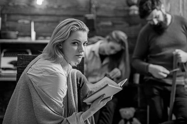 Fille blonde avec des yeux rusés comploter quelque chose, concept de conspiration. Amant détective absorbé par roman préféré. Femme en chemise bleue, jean et poncho beige livre de lecture, passer du temps en famille — Photo