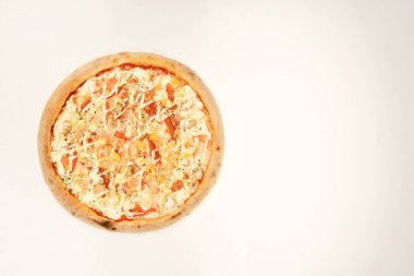 Sos ve baharat baharatlı pizza. İtalyan gıda ve yemek listesi