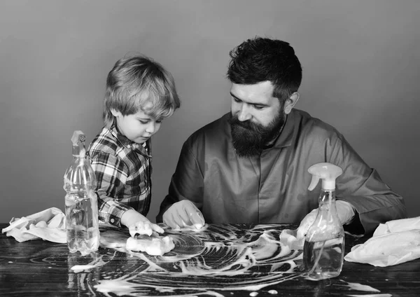 Adam oğlu ve yeşil zemin üzerine temizlik malzemeleri.