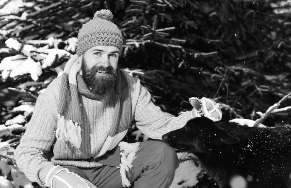 Chico con cara sonriente con abetos cubiertos de nieve — Foto de Stock