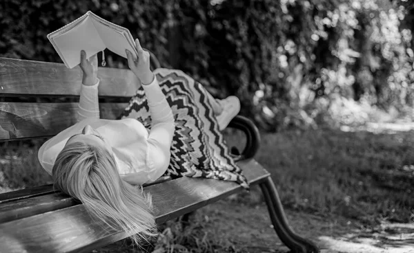 Kendi iyileştirme zamanı. Kadın kitap ile boş zaman harcamak. Bayan okuma keyfini çıkarın. Kız açık havada bankta dinlenirken okuma. Kız tezgah parkı rahatlatıcı kitap, yeşil doğa arka plan ile yatıyordu. — Stok fotoğraf