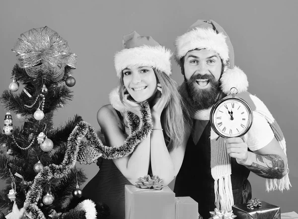 Surpresa de Natal e conceito de amor. Homem com barba e mulher — Fotografia de Stock