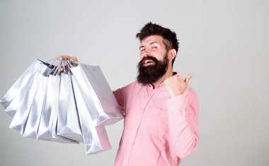 Mutlu grup kağıt torbalar ile alışveriş. Karlı bir anlaşma. Alışveriş bağımlısı tüketici. Toplam satış konsepti. Adam çok alışveriş torbaları ile sakallı hippi. İndirim karşı koyamadım. Üstünde siyah Cuma alışveriş