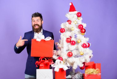 Kutlamak hazır. Noel hazırlık ve kutlama. Noel hediyeleri ve dekorasyonlar. Nasıl korku veren ofis Noel partisi düzenlemek için. Sakallı hippi giyim resmi takım elbise Noel ağacı yakınındaki