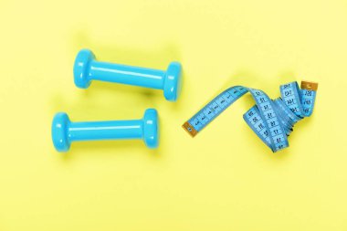 Dambıllar ve mezuralar açık sarı üzerine cyan renginde