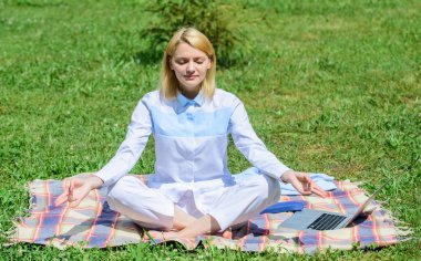 Kadın dinleniyor, meditasyon yapıyor. Her gün meditasyon. Her gün meditasyon yapman gereken sebepler. Zihnini boşalt. Kız halıların yeşil çimlerin doğası üzerine meditasyon yapıyor. Rahatlamak için bir dakika bul