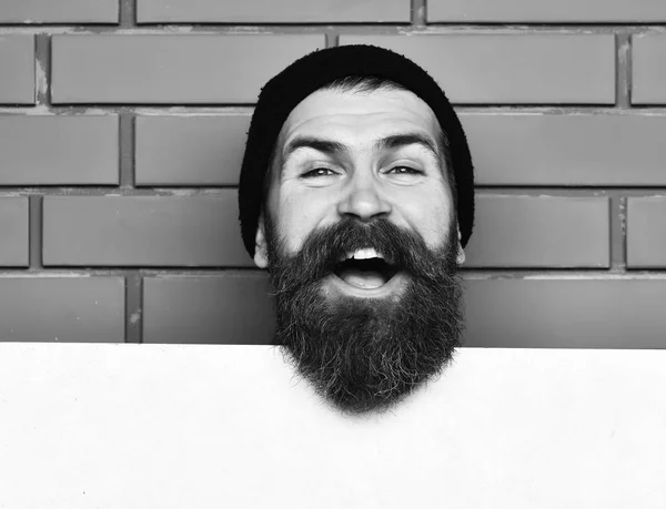 Baard brutale Kaukasische hipster met wit vel papier — Stockfoto