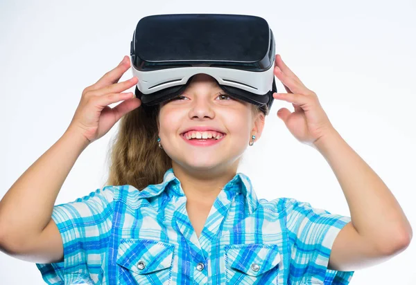 Концепція віртуальної реальності. Віртуальна освіта для школярів. Щаслива дитина використовує сучасні технології віртуальної реальності. Отримати віртуальний досвід. Дівчина мила дитина з головою змонтований дисплей на білому тлі — стокове фото