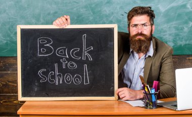 Tekrar hoş geldiniz. Öğretmen ya da okul asıl memnuniyetle blackboard yazıt ile okula geri. Öğretmen eğitim kurumu girmek için yeni öğrenciler ağırlamaktadır. Yeni öğretim yılı Eylül ayında başlangıcı