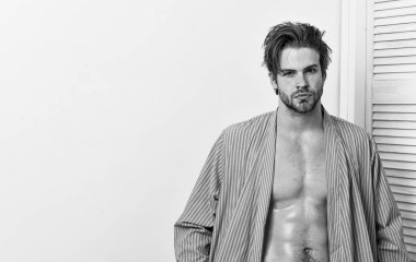 Atlet veya ev ya da banyo giysileri figürlü seksi vücut geliştirmeci.