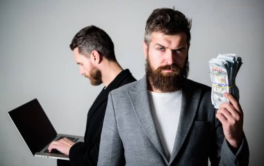 Nasıl para kazanmayı biliyorlar. Takım web geliştirici ile nakit para ile laptop ve satış yöneticisi. Uygulamalar geliştirmek. Dijital teknoloji. Bu iş. Online iş. Para online iş kazanmak