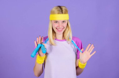 Kilo vermek için uygun bir yaklaşım. Kilo kaybı kavramı. İp atlama büyük kalori burner bir. Kız parlak Bileklikler atlama ipi aşınma tutun. İp atlama egzersiz kadın. Egzersiz faydaları atlama