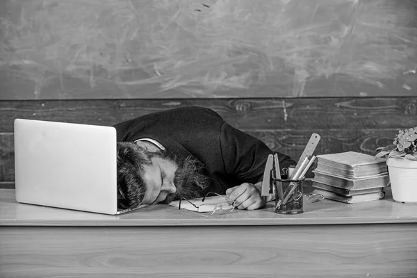 Livet av lärare utmattande. Somna på jobbet. Pedagoger betonade mer arbete än vanliga människor. Pedagog skäggig man sömn tabell klassrummet. Hög nivå trötthet. Ansträngande arbete skolan orsaka trötthet — Stockfoto