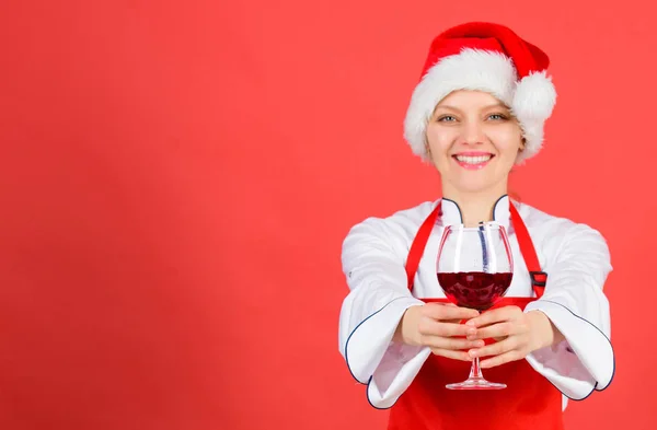 Žádný stres. Žena kuchař vaření nosí santa hat pít víno. Nejlepší vánoční recepty. Užijte si jednoduché nápady pro vánoční oslavy a sváteční večeře. Slavnostní menu koncept. Vánoční večeře myšlenky. Vánoční menu — Stock fotografie
