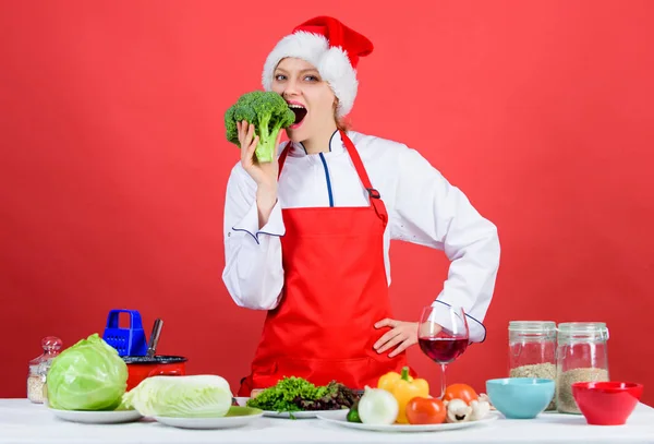 Kerstmenu. Vrouw chef-kok kerstdiner koken dragen KERSTMUTS. Feestelijke menu concept. Beste Kerst Recepten. Geniet van eenvoudige ideeën voor vakantie partijen en diners van de vakantie. Kerst diner ideeën — Stockfoto