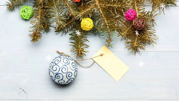 Minden, ami a karácsonyfa díszítéséhez kell. Karácsonyi ünnepek koncepciója. Dekoratív labda játék és ajándék címke másolás helyet. Készülj fel a karácsonyra. Karácsonyi dekorációk fa háttér felülnézet — Stock Fotó