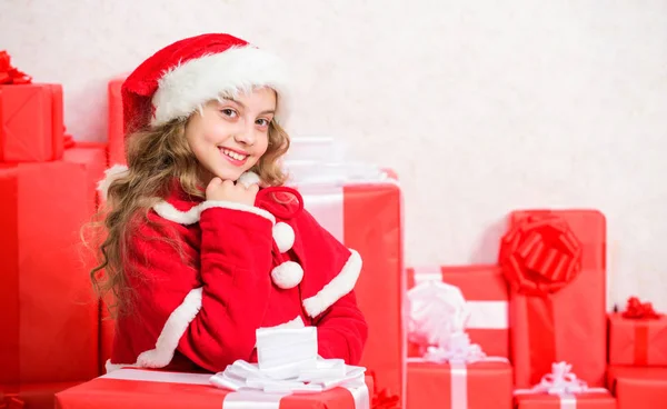 Tradición de vacaciones de invierno. Niño feliz con el regalo de Navidad. Chica celebrar la Navidad abierta caja de regalo. Regalo de Navidad de apertura. Santa traiga su regalo. Desempaquetar el regalo de Navidad. Feliz año nuevo concepto —  Fotos de Stock