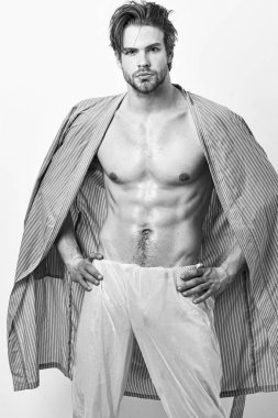 Beyaz arka planda mavi sabahlıklı sakallı adam..