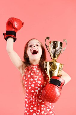 Boks spor kadın için. Spor yetiştirme. Başarılı lider beceri. Spor yetişmesi için lider. Kız beyaz arka plan üzerinde poz kırmızı eldivenli sevimli çocuk. Spor boks eldivenli sevimli çocuk