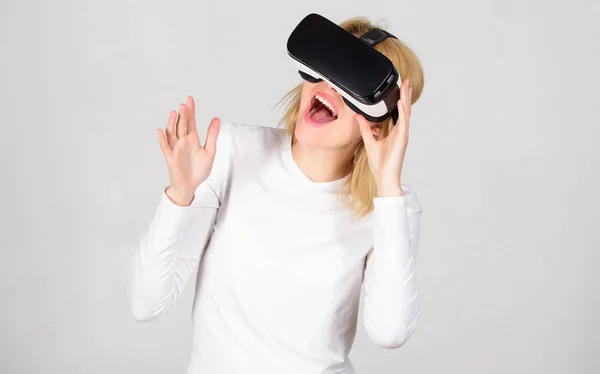 Eine Person mit virtueller Brille fliegt durch den Raum. Frau mit vr Gerät. Person mit Virtual-Reality-Helm isoliert auf grauem Hintergrund. Spiel vr. — Stockfoto