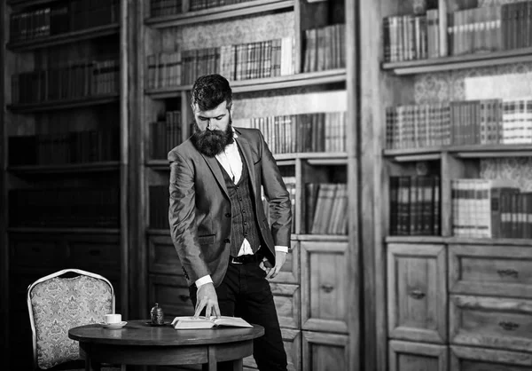 Un hombre respetable y guapo en su oficina. Estilo clásico vintage y moda — Foto de Stock