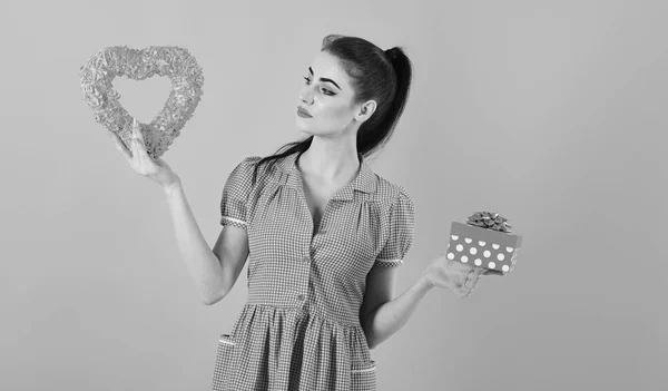 Concepto de Navidad y vacaciones de invierno. Feliz joven con regalos románticos de Navidad — Foto de Stock